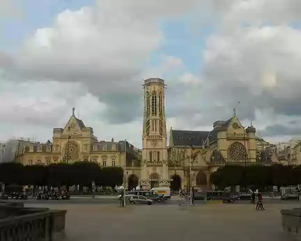 PXL033 Place du Louvre avec la Mairie du 1er arrondissement construite entre 1858 et 1863, le beffroi et l'Eglise Saint-Germain-L'Auxerrois édifiée du XIIè au XVè s.